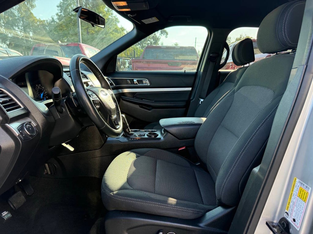 Ford Explorer Vehicle Full-screen Gallery Image 07