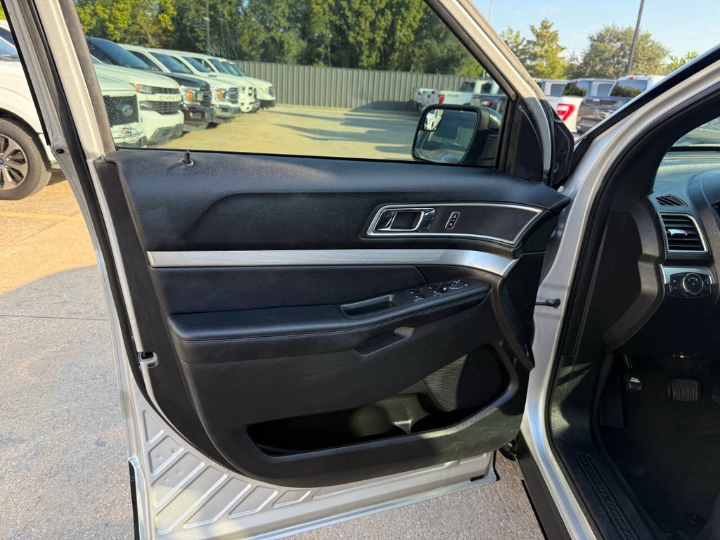 Ford Explorer Vehicle Full-screen Gallery Image 08