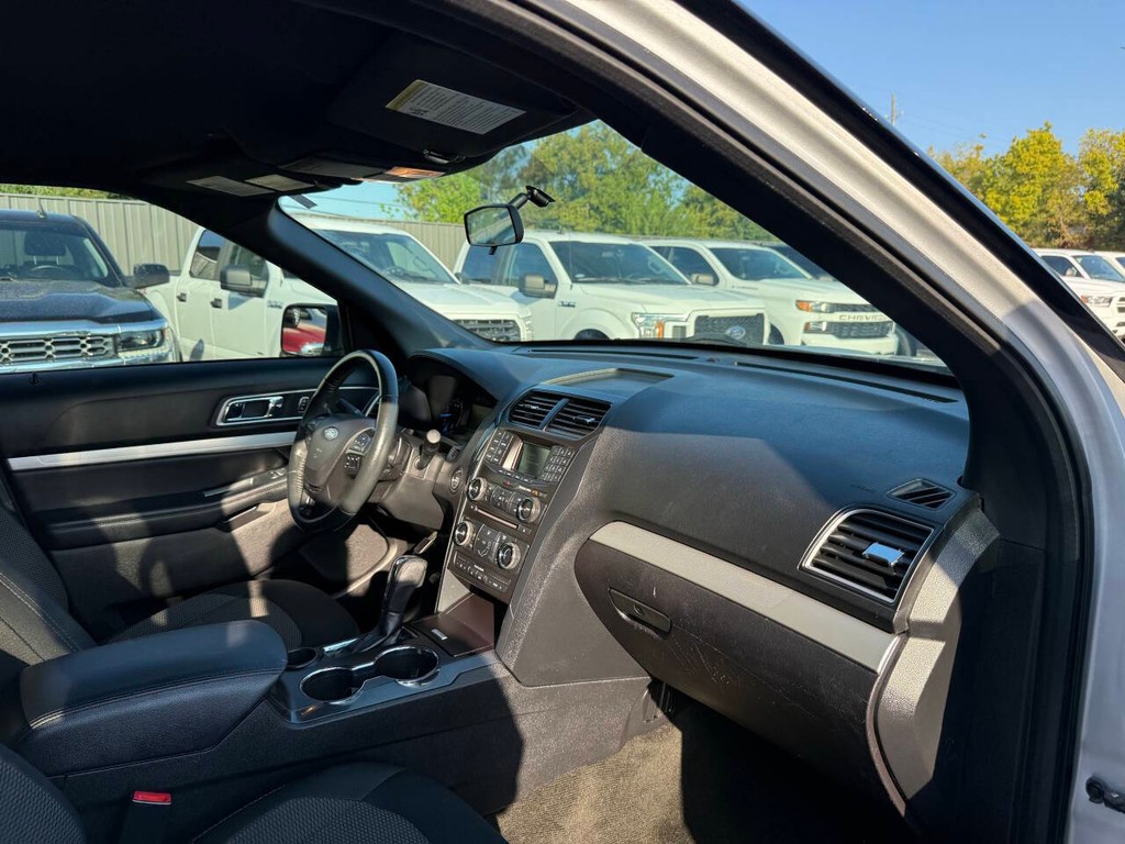 Ford Explorer Vehicle Full-screen Gallery Image 09