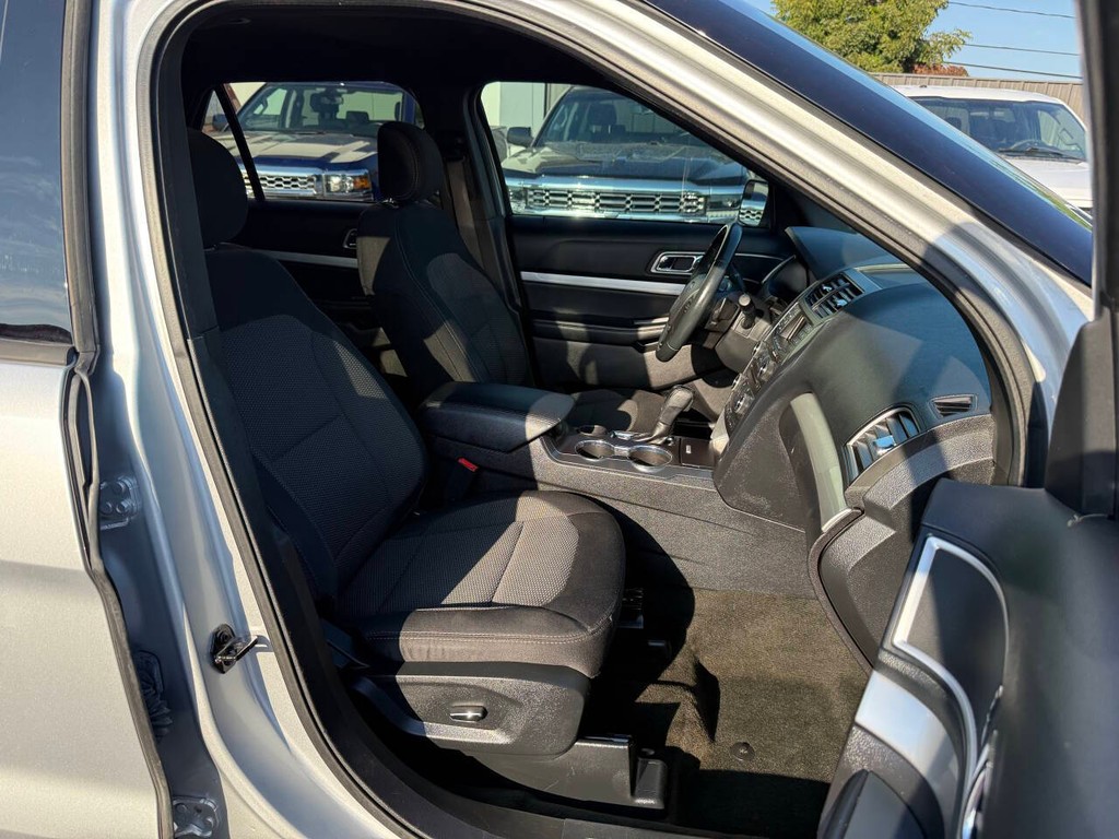 Ford Explorer Vehicle Full-screen Gallery Image 10