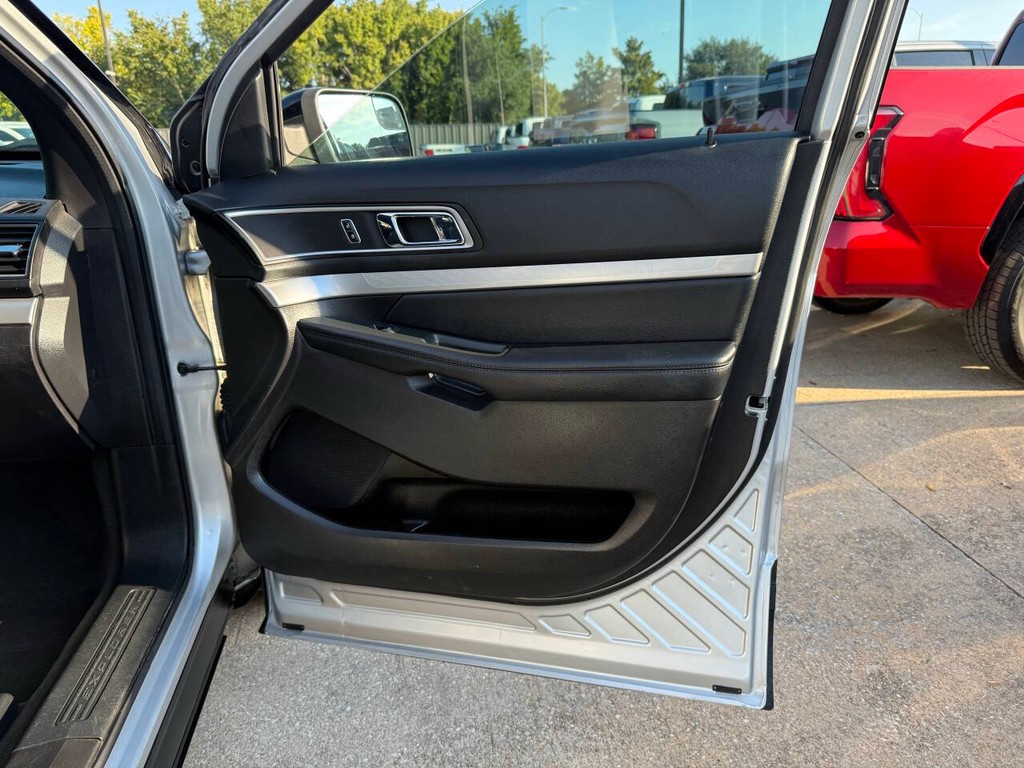 Ford Explorer Vehicle Full-screen Gallery Image 11