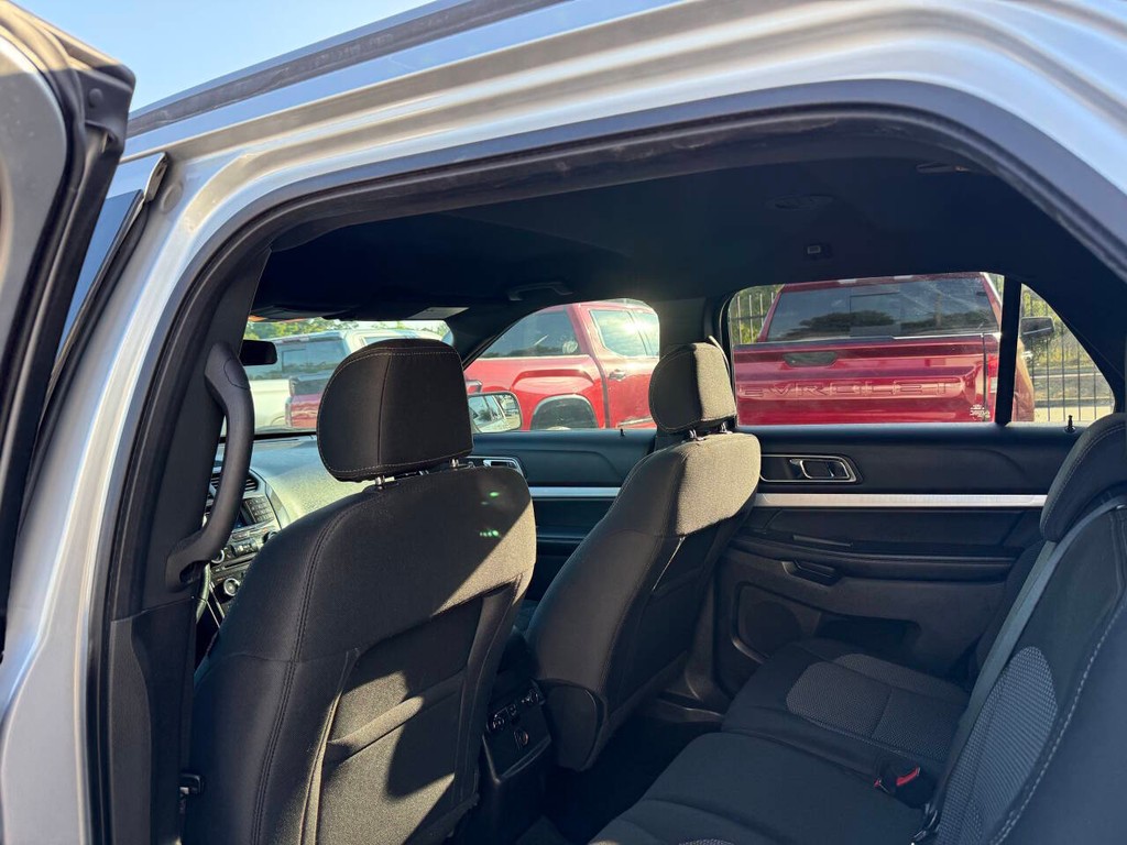 Ford Explorer Vehicle Full-screen Gallery Image 12