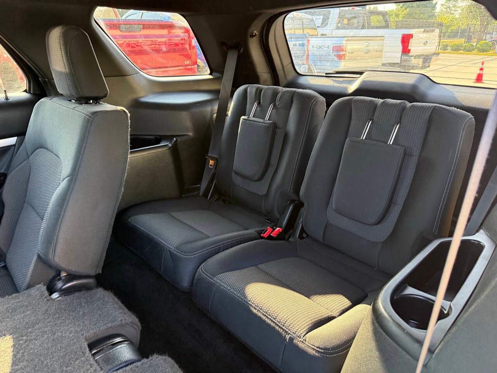 Ford Explorer Vehicle Full-screen Gallery Image 13