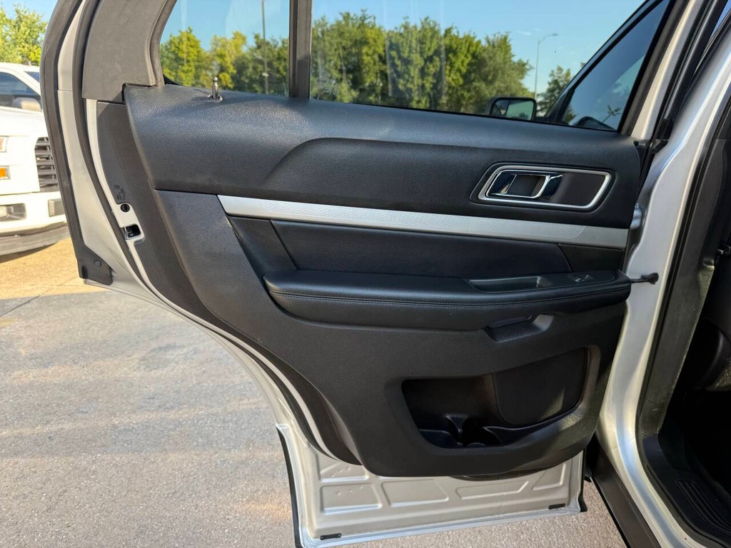 Ford Explorer Vehicle Full-screen Gallery Image 14