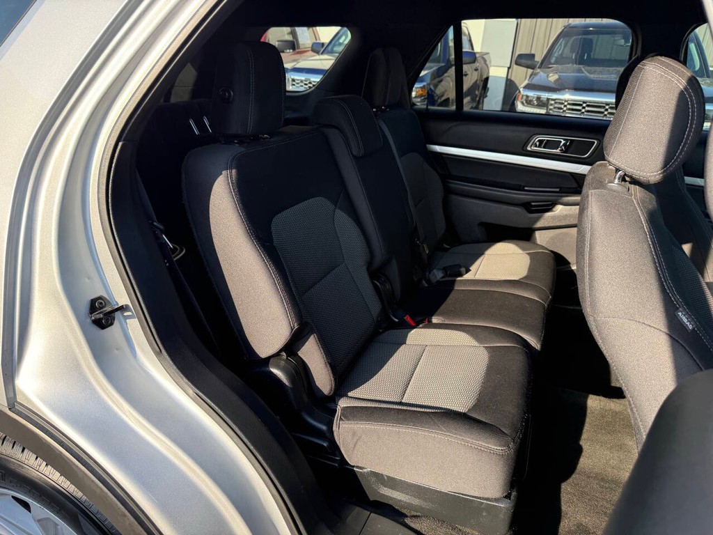 Ford Explorer Vehicle Full-screen Gallery Image 15