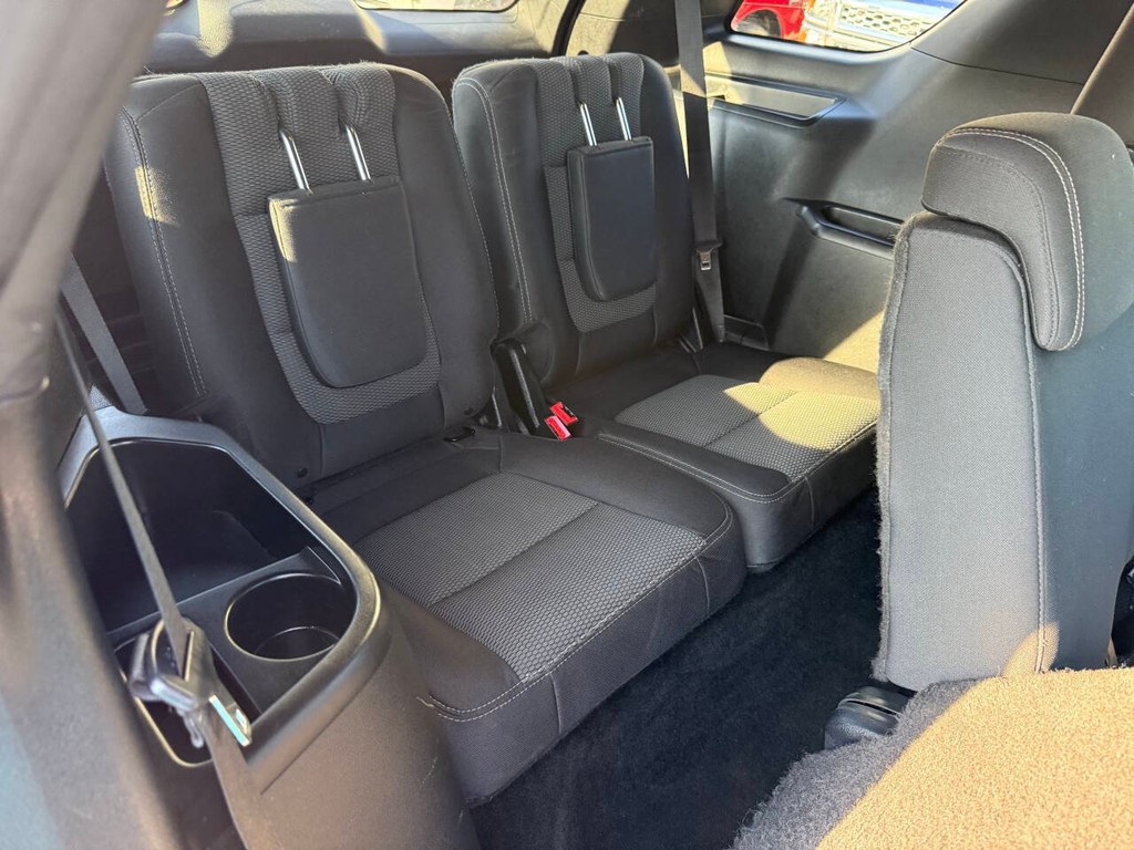 Ford Explorer Vehicle Full-screen Gallery Image 16