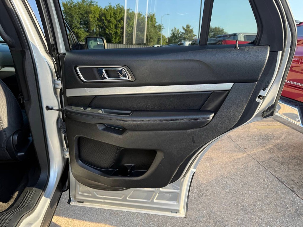 Ford Explorer Vehicle Full-screen Gallery Image 17