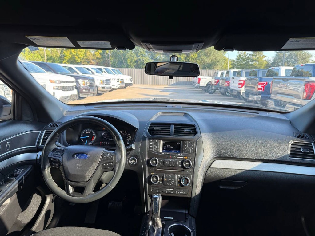 Ford Explorer Vehicle Full-screen Gallery Image 18