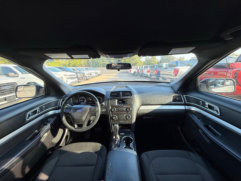 Ford Explorer Vehicle Full-screen Gallery Image 19