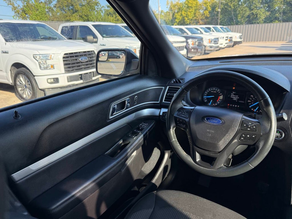 Ford Explorer Vehicle Full-screen Gallery Image 20