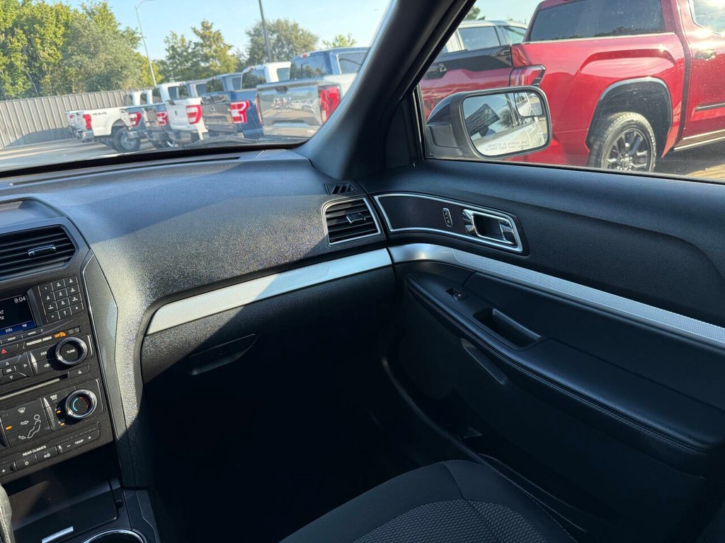 Ford Explorer Vehicle Full-screen Gallery Image 21