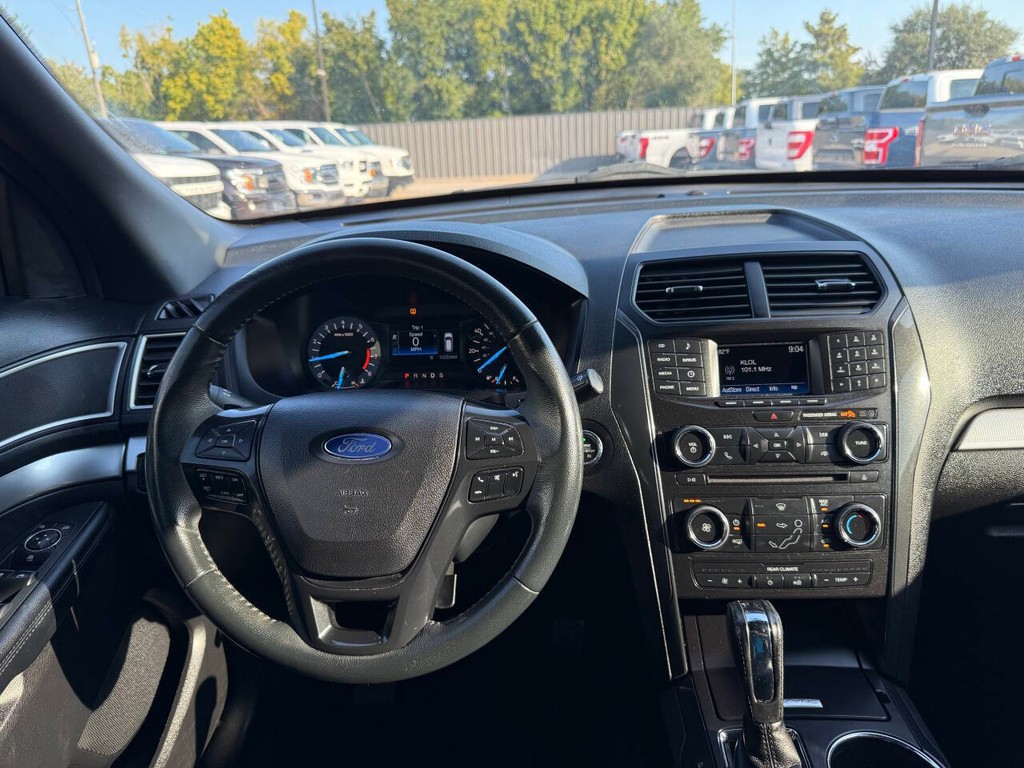 Ford Explorer Vehicle Full-screen Gallery Image 22