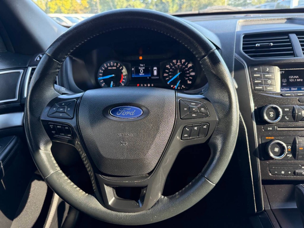 Ford Explorer Vehicle Full-screen Gallery Image 23