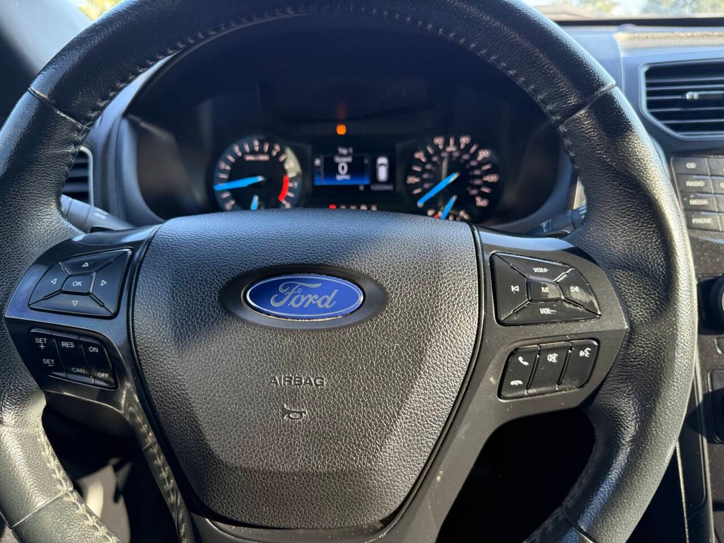 Ford Explorer Vehicle Full-screen Gallery Image 24