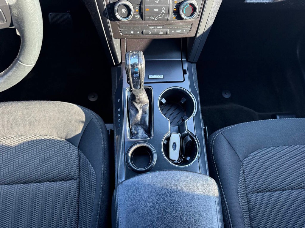 Ford Explorer Vehicle Full-screen Gallery Image 31