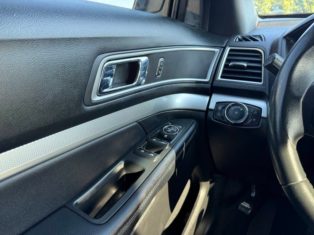 Ford Explorer Vehicle Full-screen Gallery Image 32