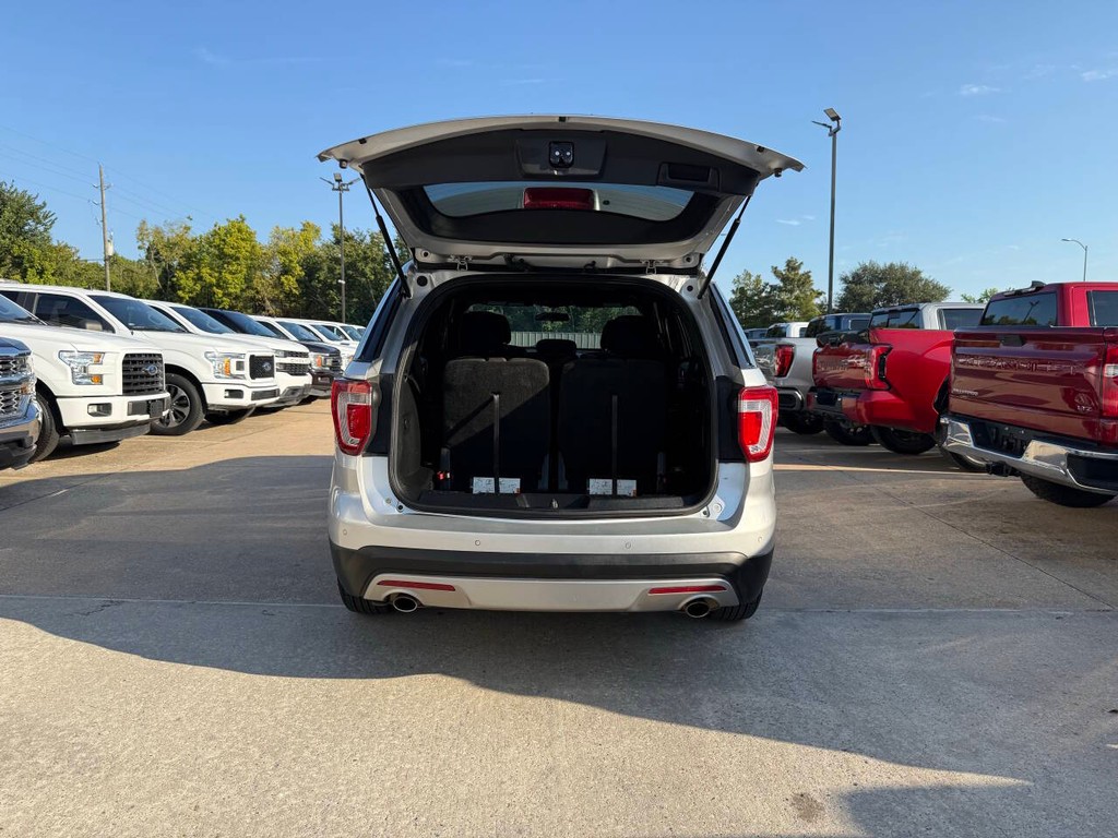 Ford Explorer Vehicle Full-screen Gallery Image 37