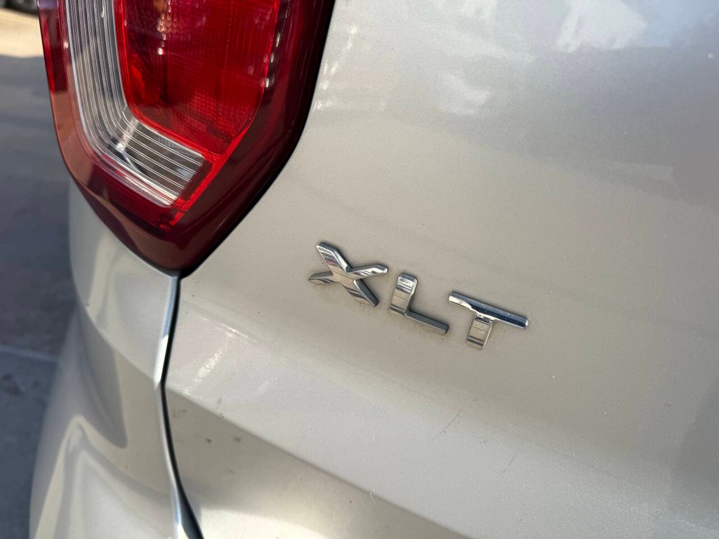 Ford Explorer Vehicle Full-screen Gallery Image 41