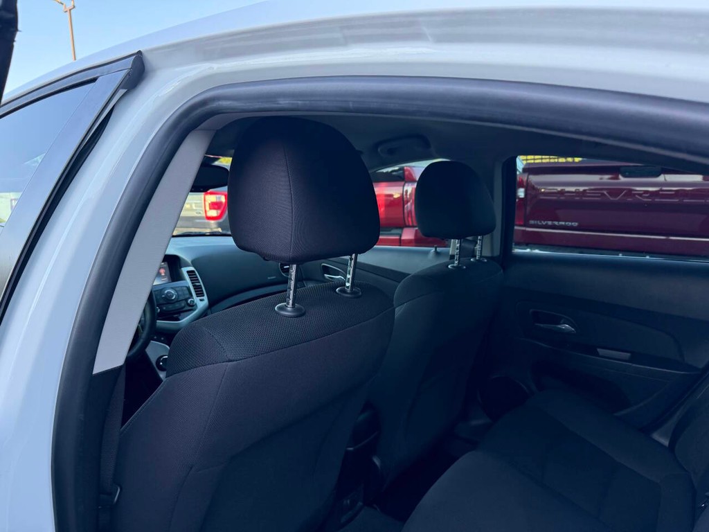 Chevrolet Cruze Vehicle Full-screen Gallery Image 12