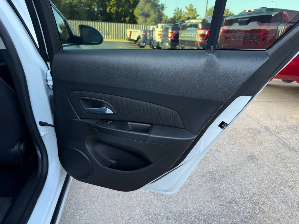 Chevrolet Cruze Vehicle Full-screen Gallery Image 16