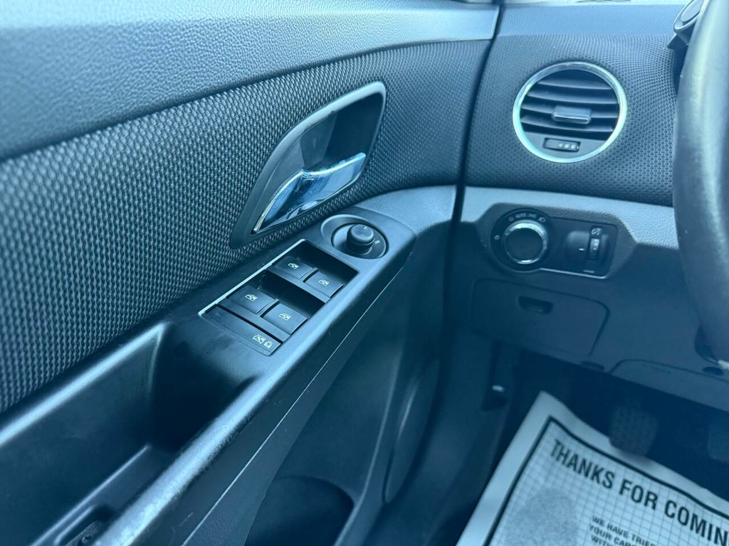 Chevrolet Cruze Vehicle Full-screen Gallery Image 30