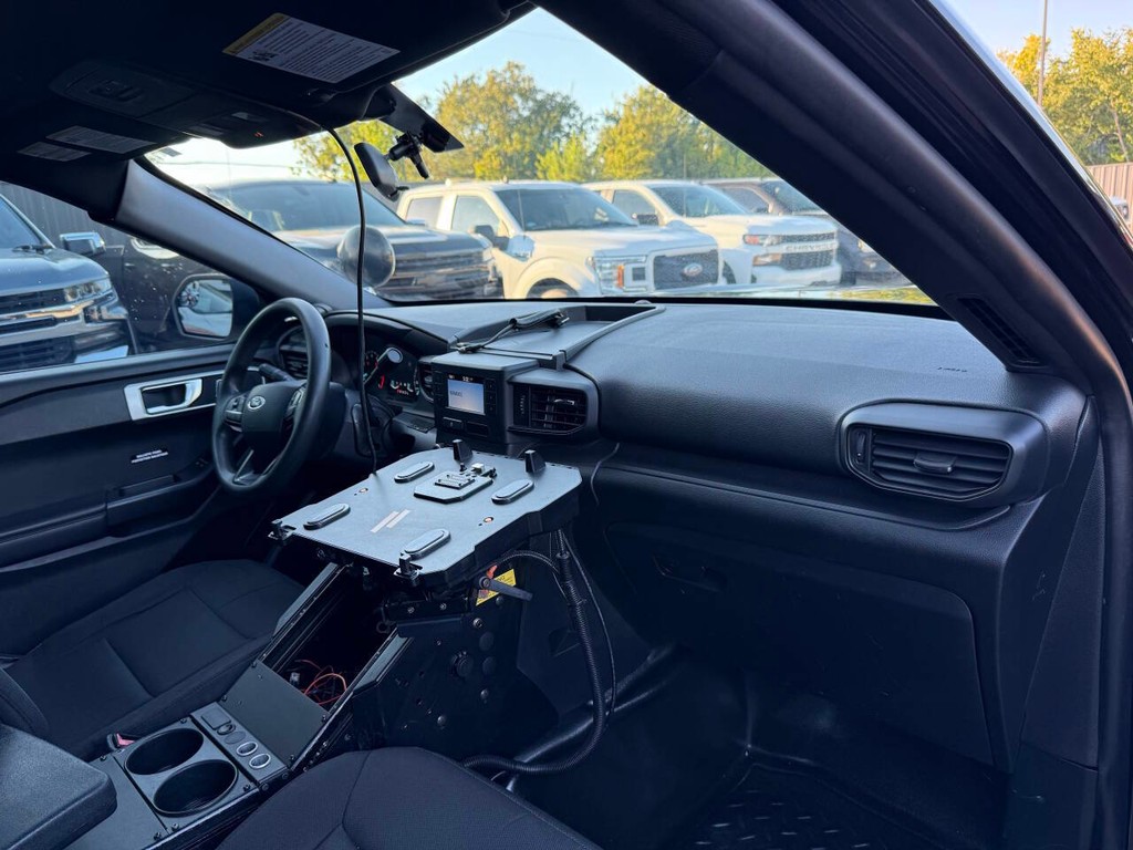 Ford Explorer Vehicle Full-screen Gallery Image 09