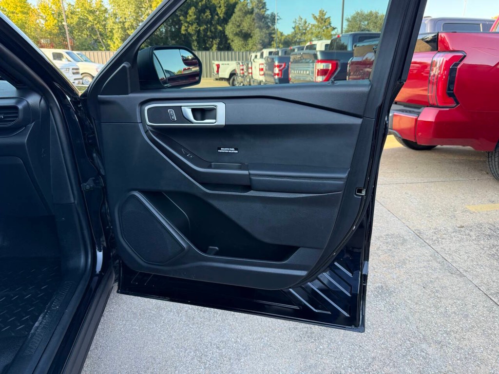 Ford Explorer Vehicle Full-screen Gallery Image 11