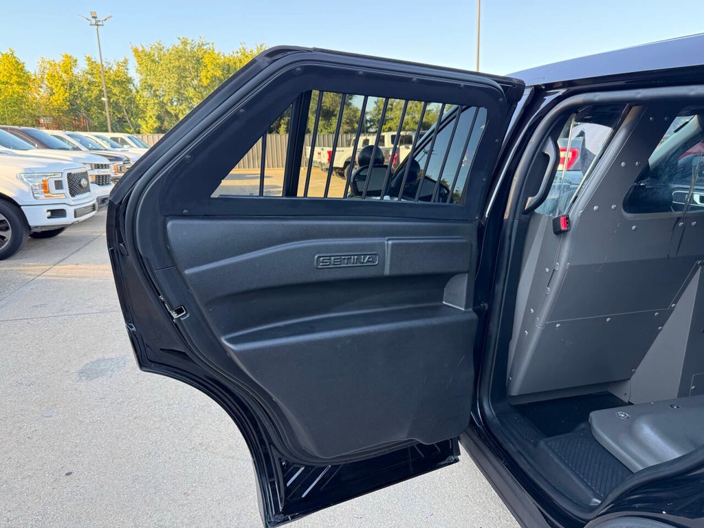 Ford Explorer Vehicle Full-screen Gallery Image 15