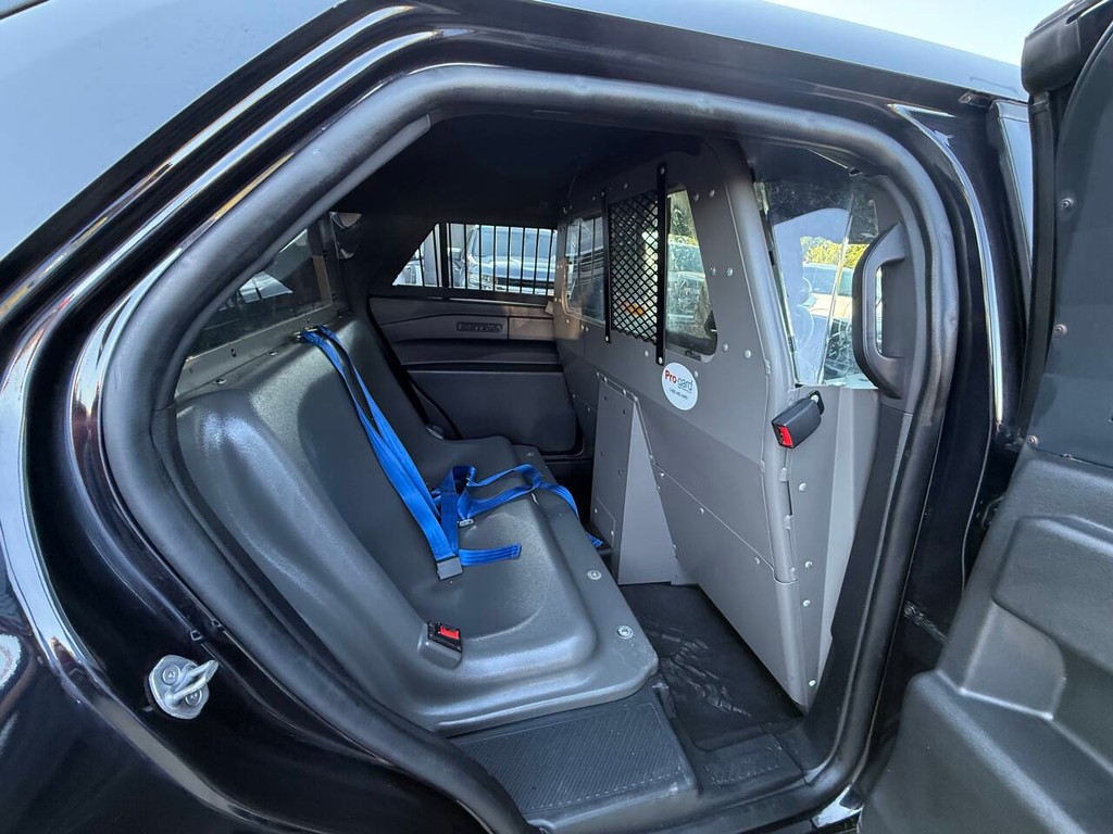 Ford Explorer Vehicle Full-screen Gallery Image 16