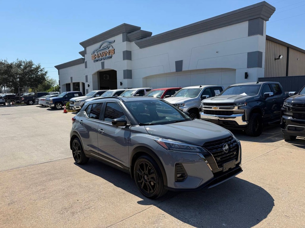 Nissan Kicks Vehicle Full-screen Gallery Image 02