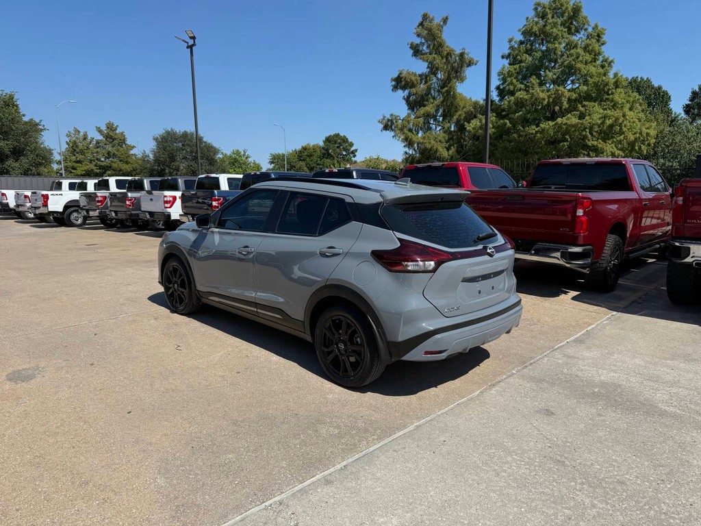 Nissan Kicks Vehicle Full-screen Gallery Image 04