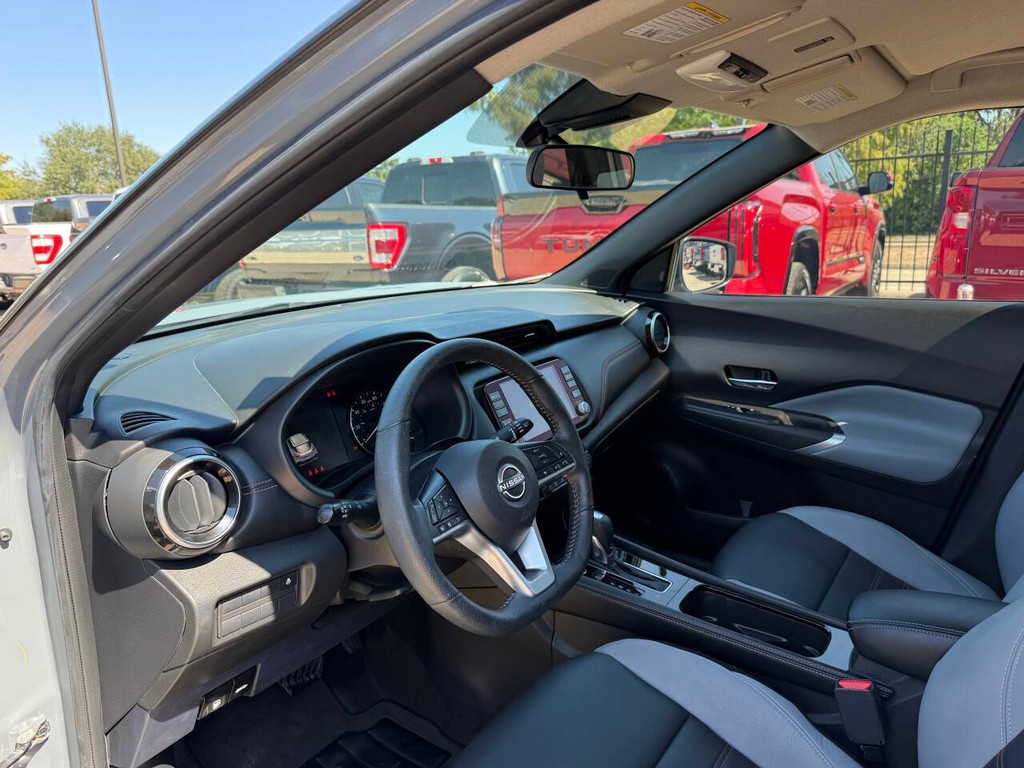 Nissan Kicks Vehicle Full-screen Gallery Image 06