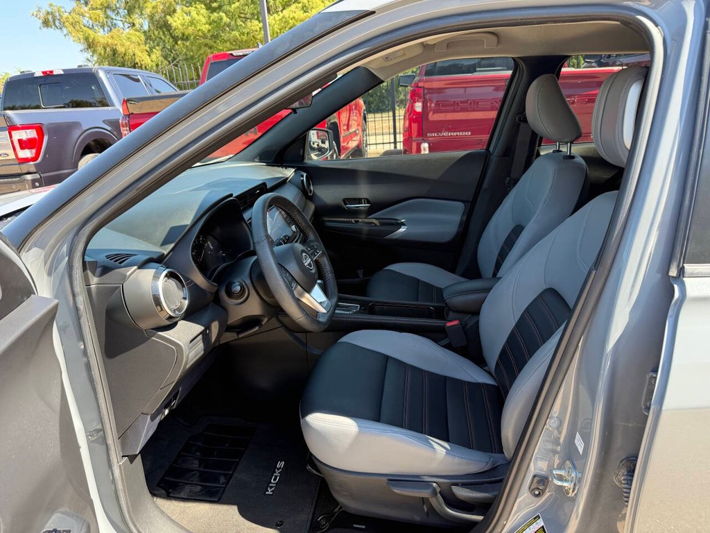 Nissan Kicks Vehicle Full-screen Gallery Image 07