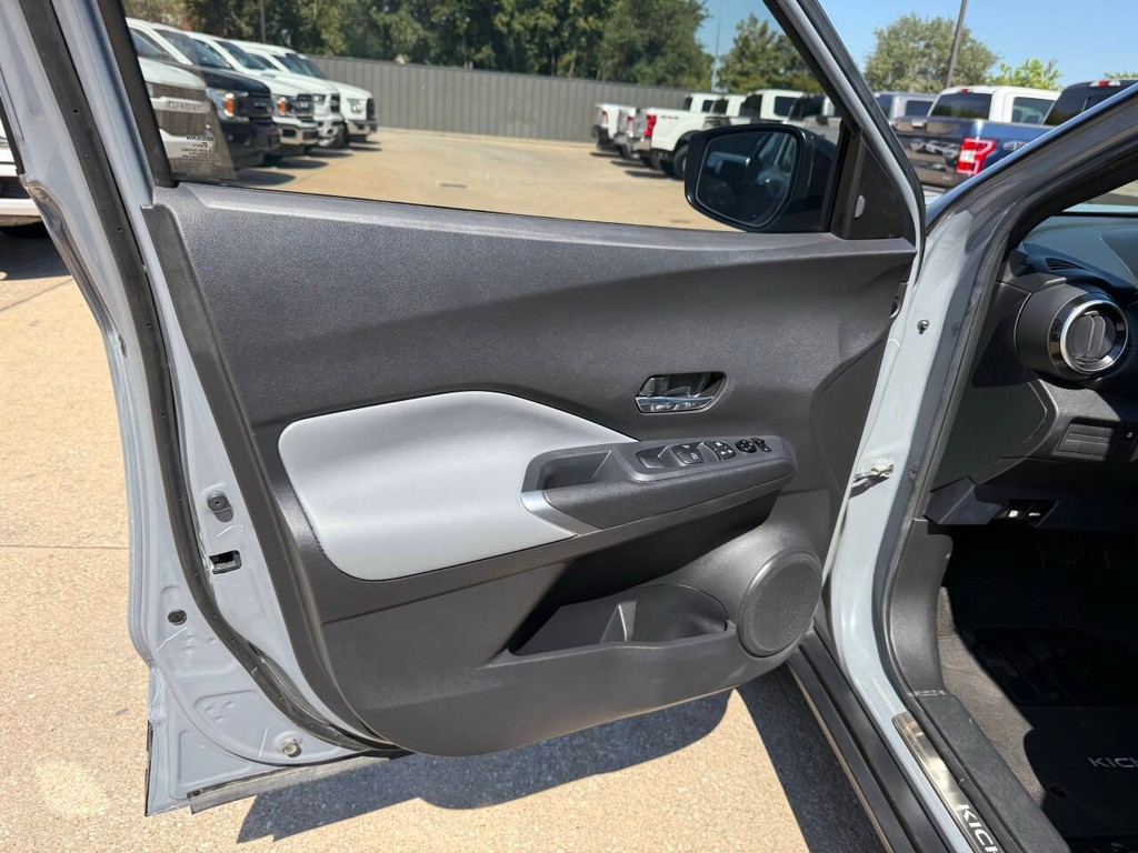 Nissan Kicks Vehicle Full-screen Gallery Image 08