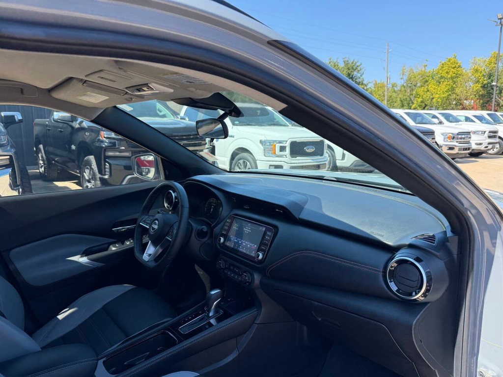 Nissan Kicks Vehicle Full-screen Gallery Image 09