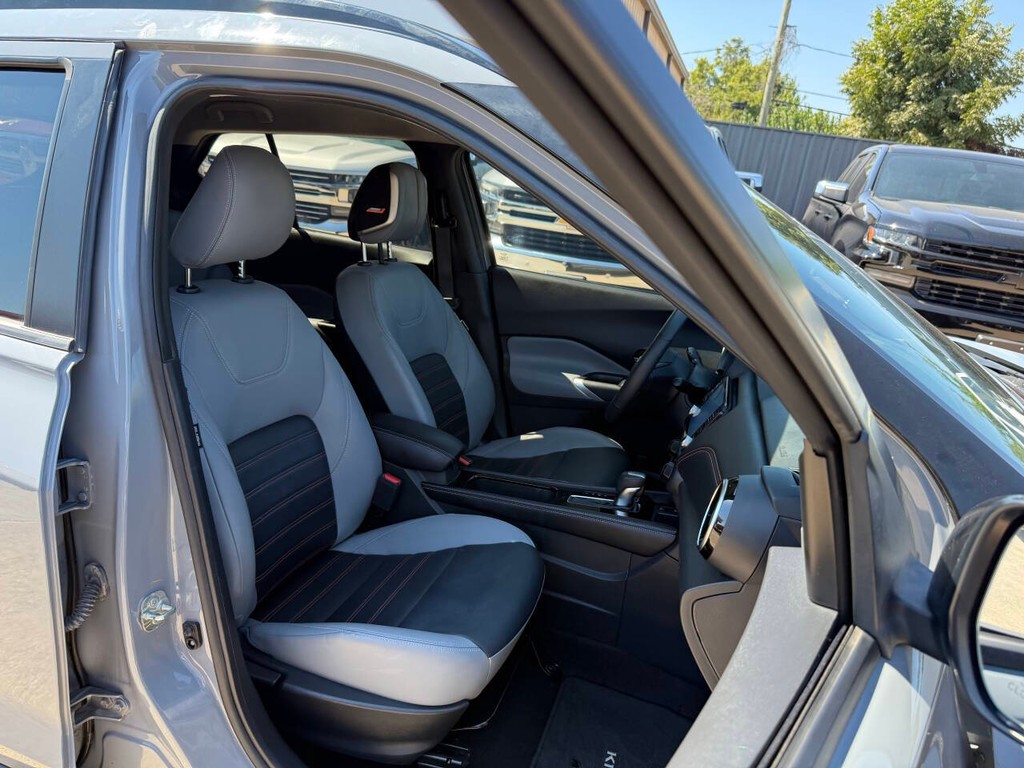 Nissan Kicks Vehicle Full-screen Gallery Image 10