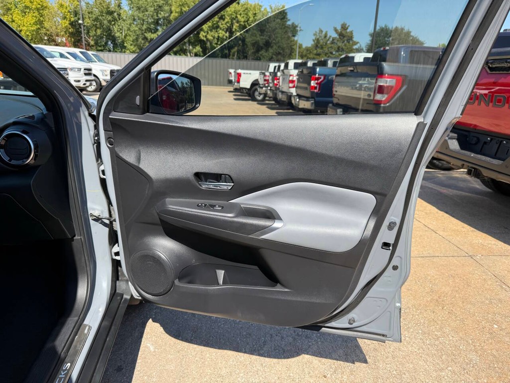 Nissan Kicks Vehicle Full-screen Gallery Image 11