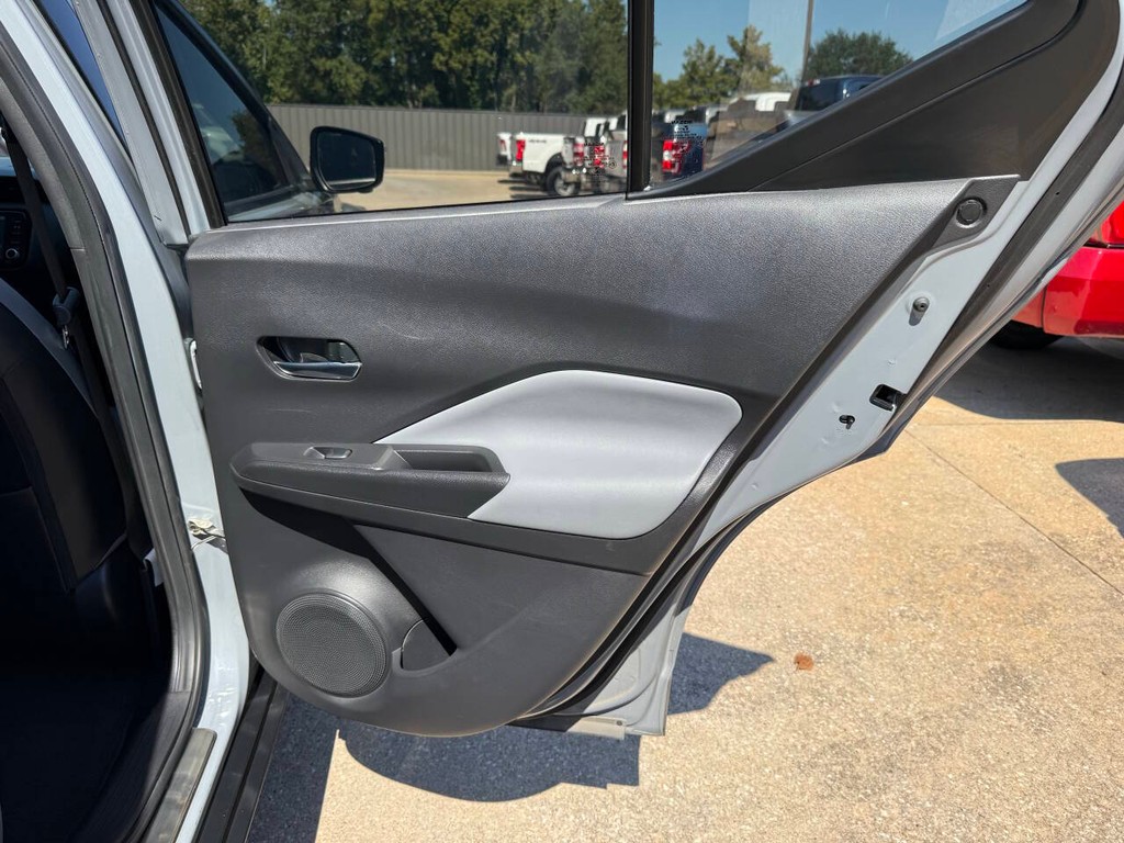 Nissan Kicks Vehicle Full-screen Gallery Image 16