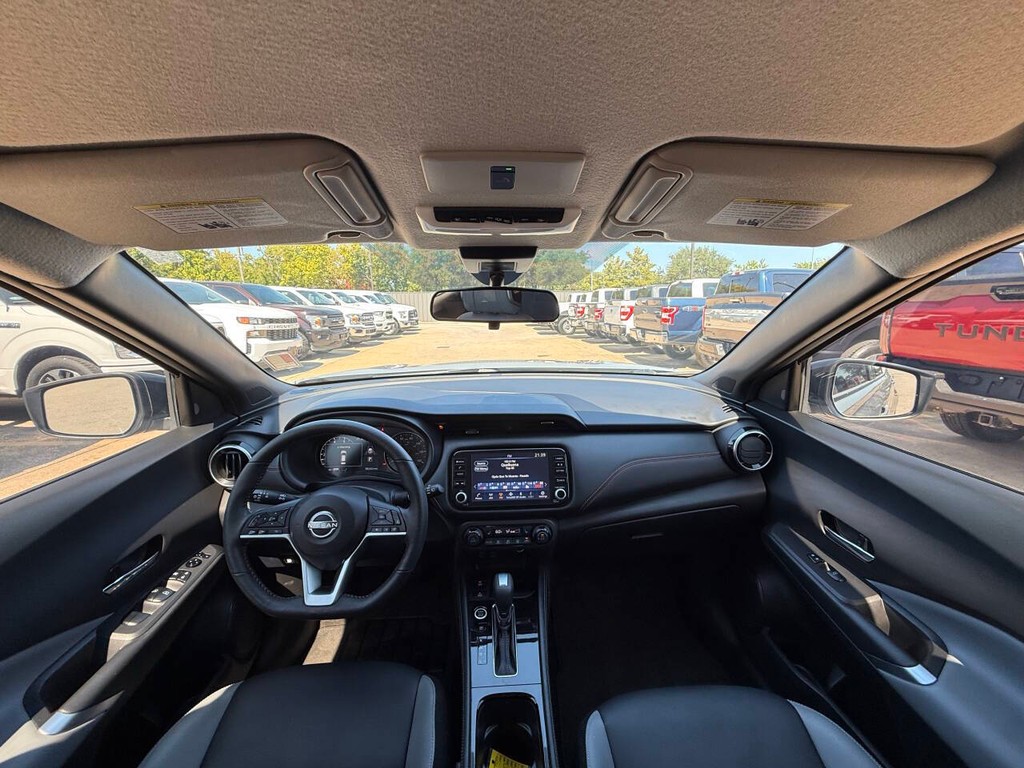 Nissan Kicks Vehicle Full-screen Gallery Image 18