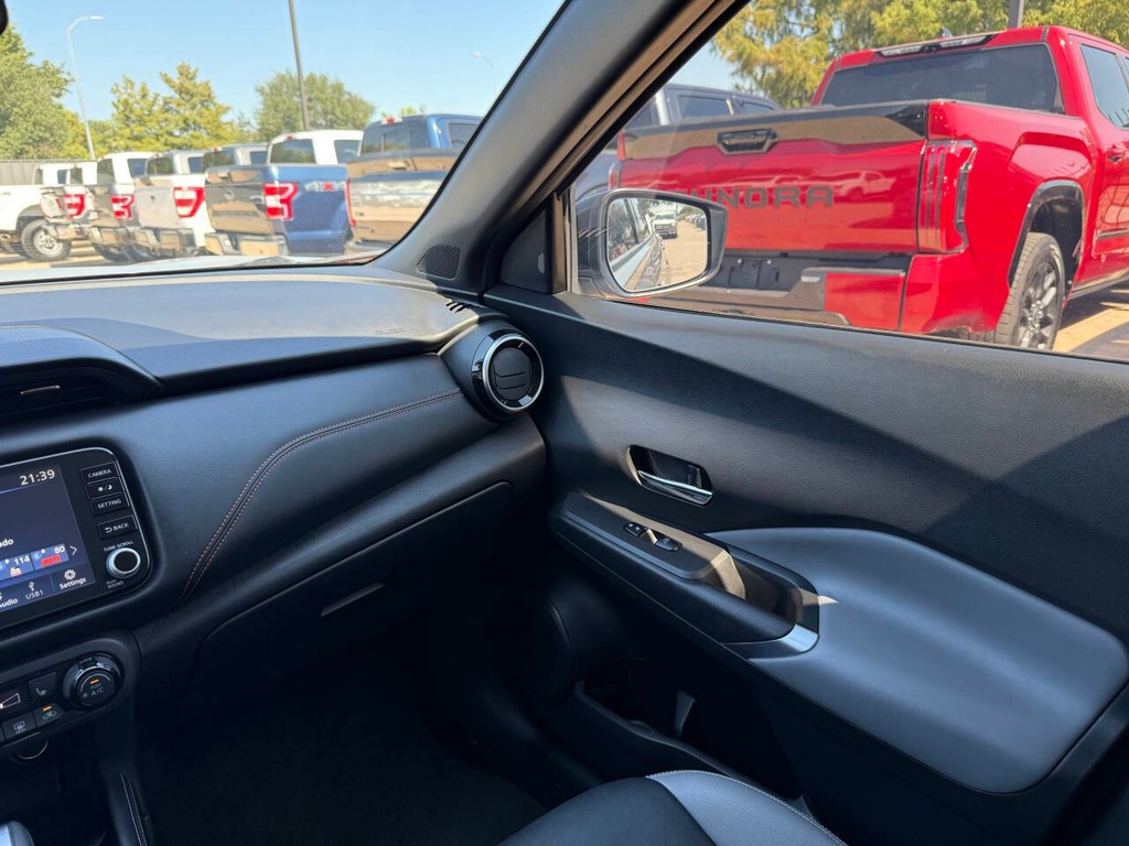 Nissan Kicks Vehicle Full-screen Gallery Image 20