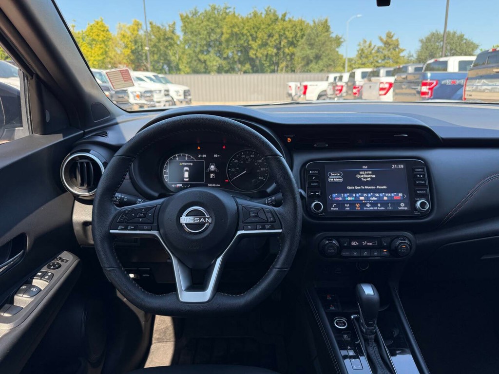 Nissan Kicks Vehicle Full-screen Gallery Image 21