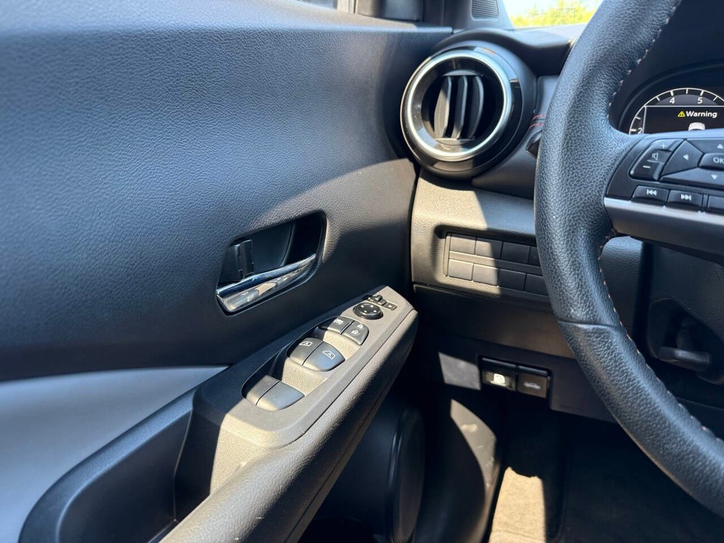 Nissan Kicks Vehicle Full-screen Gallery Image 30