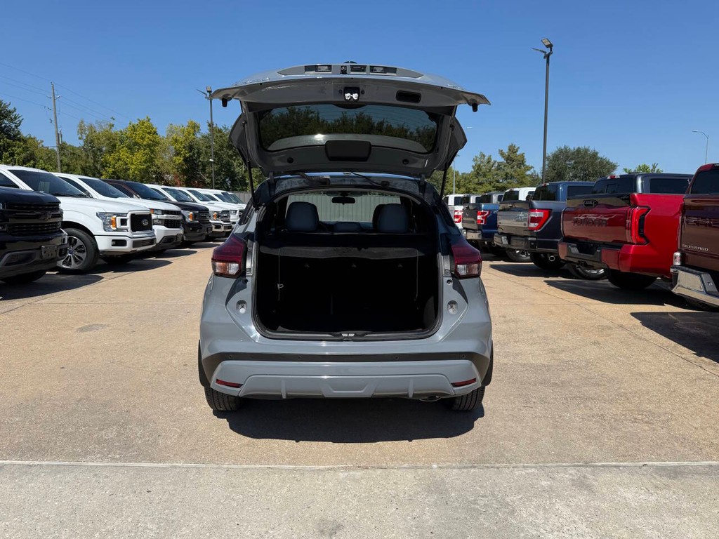 Nissan Kicks Vehicle Full-screen Gallery Image 36