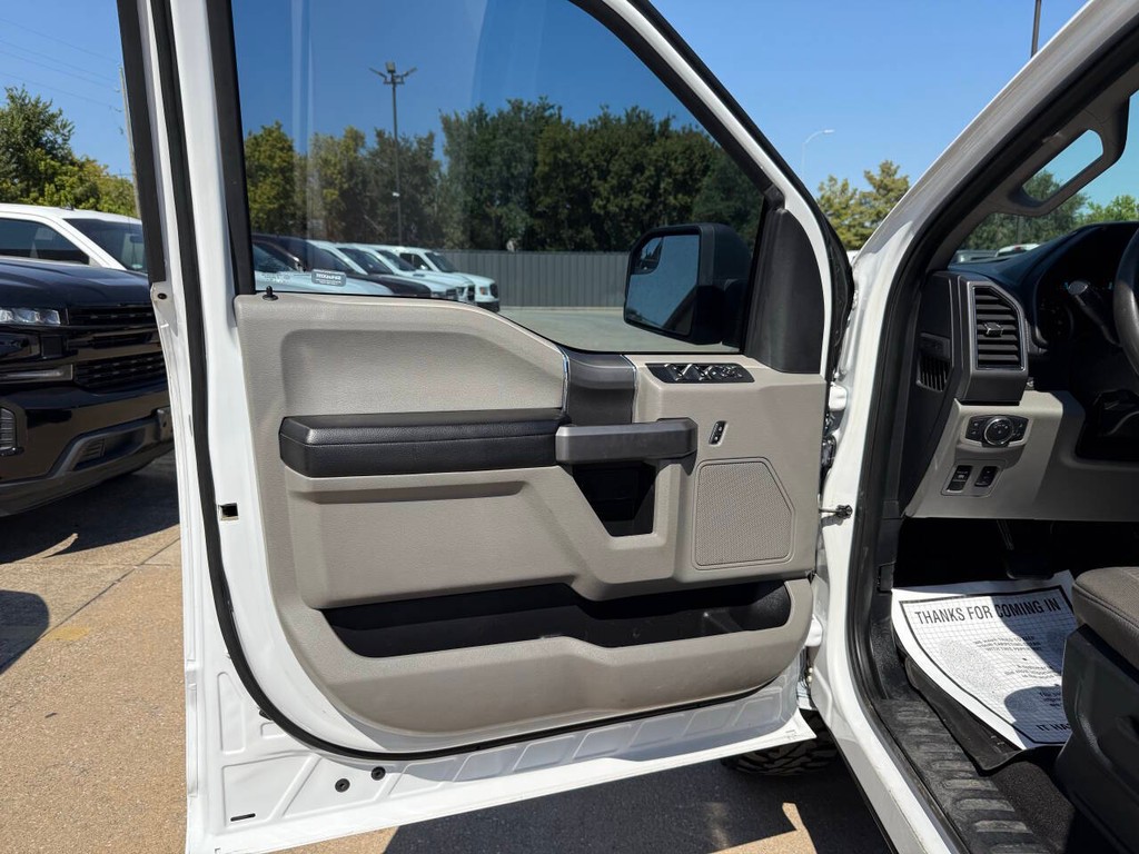 Ford F-150 Vehicle Full-screen Gallery Image 08