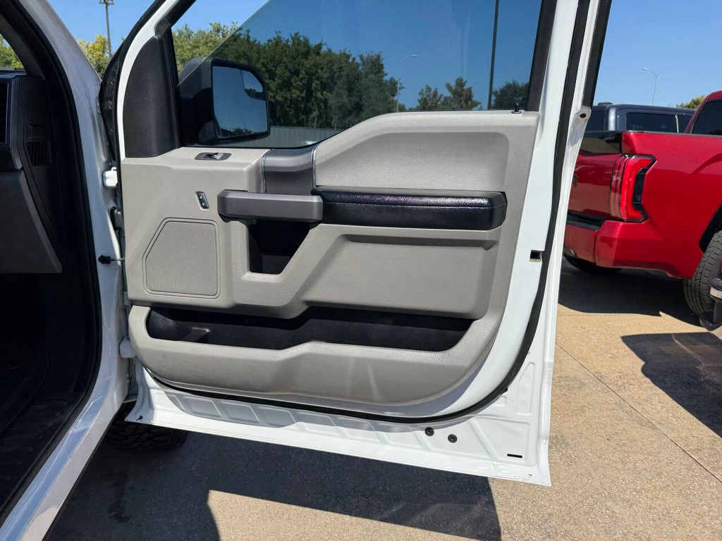 Ford F-150 Vehicle Full-screen Gallery Image 11