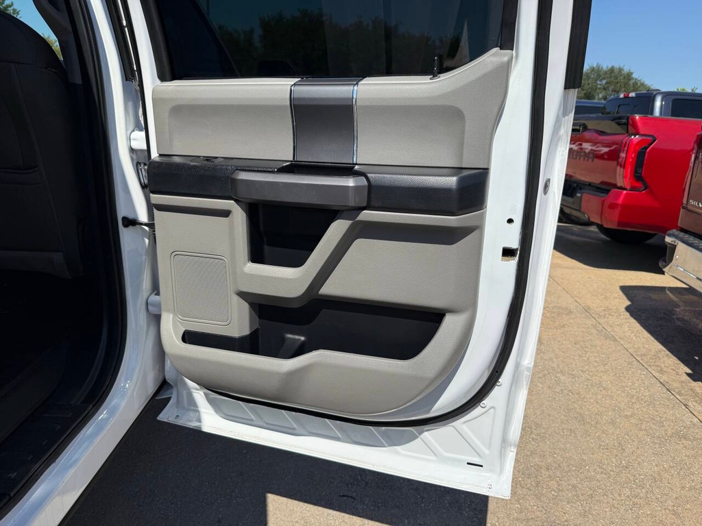 Ford F-150 Vehicle Full-screen Gallery Image 16