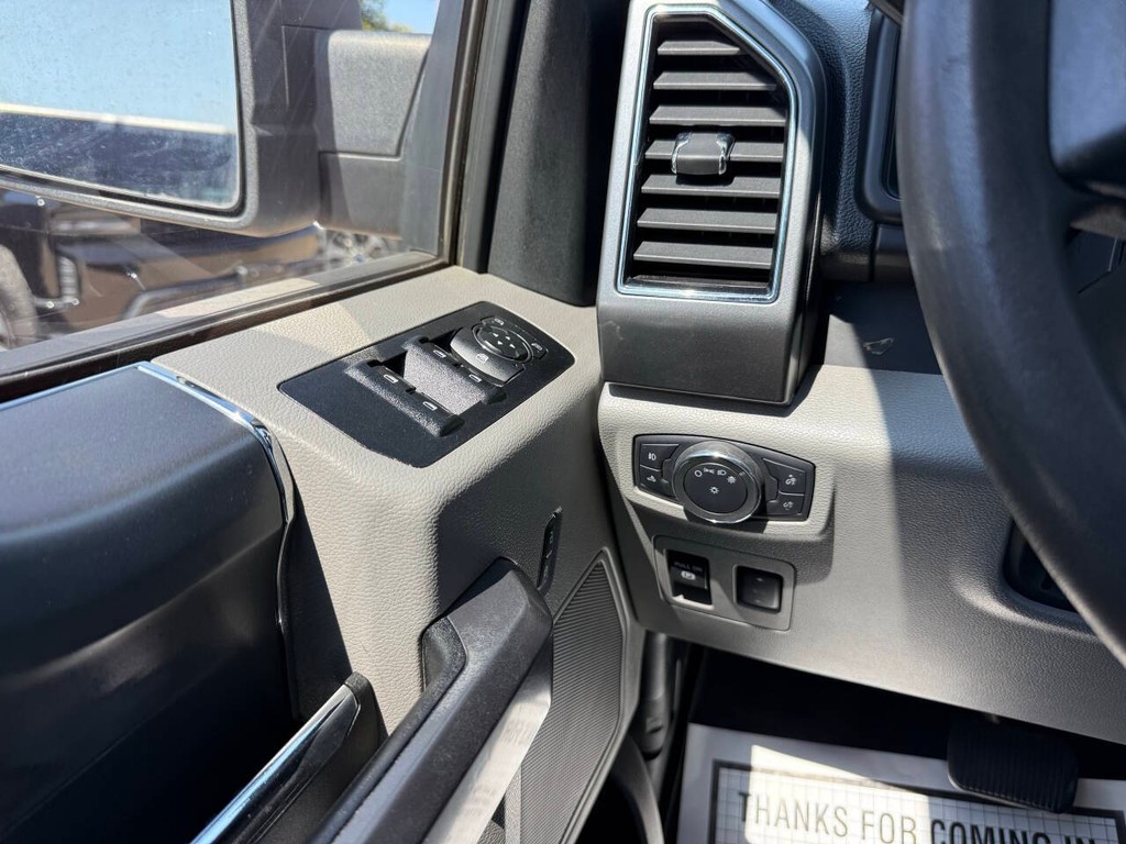 Ford F-150 Vehicle Full-screen Gallery Image 32