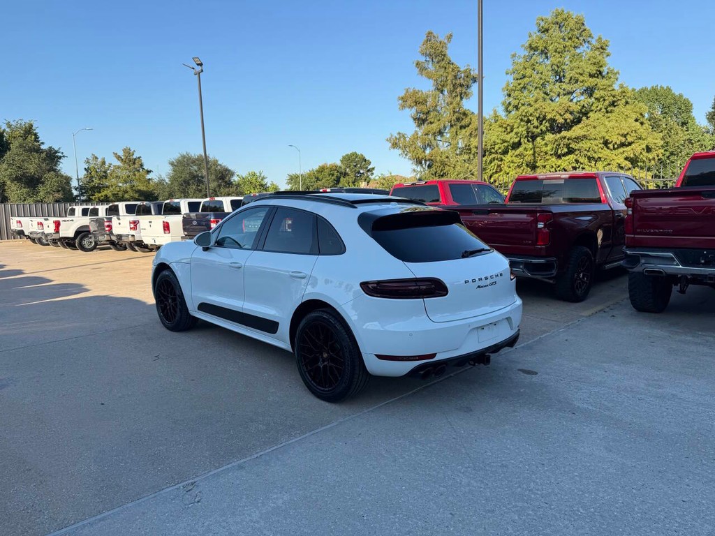 Porsche Macan Vehicle Full-screen Gallery Image 04