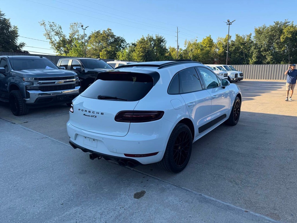 Porsche Macan Vehicle Full-screen Gallery Image 05