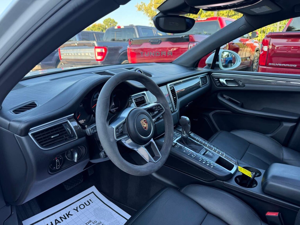 Porsche Macan Vehicle Full-screen Gallery Image 06